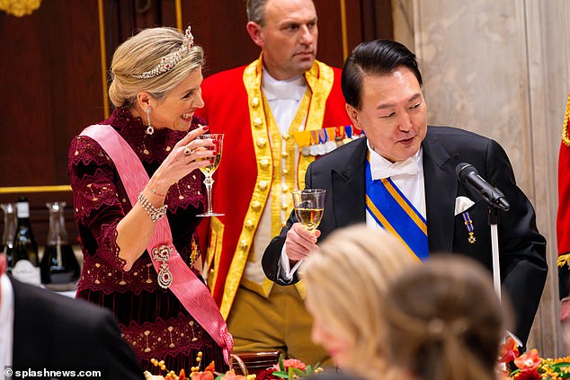 Cheers!  Queen Máxima toasted the President of South Korea, Yoon Suk Yeol