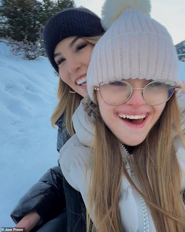 Paula photo with her sister Sara during a ski trip, the couple often posts photos together on their social media accounts