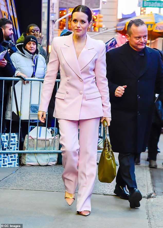 She completed her outfit with salmon-colored pointed shoes with a low heel and gold trim