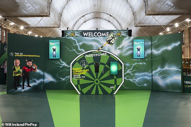 The bookmakers offer fans additional activities in the famous tournament location