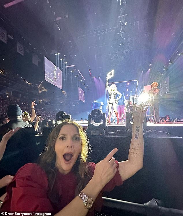 Drew Barrymore was at the concert and captured a snapshot of the moment the two blondes shared the state.  She captioned the post: 