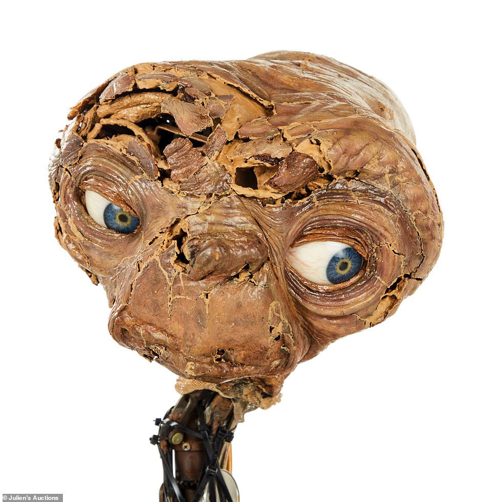 The head consists of a metal frame and an outer skin of foam latex, which in some close-up scenes had the ability to activate the pulsation of veins