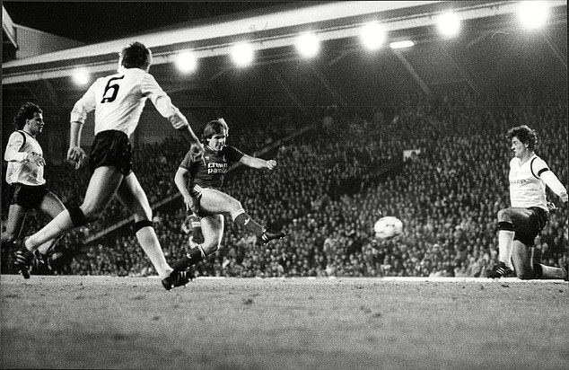 Jan Molby scores a stunning goal to equalize against Man United in 1985 in a match that Liverpool won 2–1