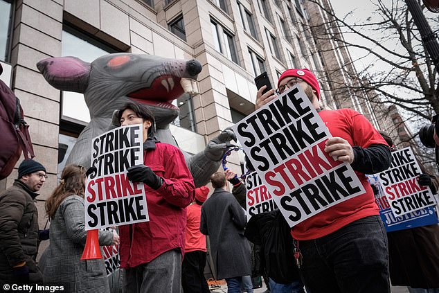 The newspaper's union estimated that 700 people took part in the strike after executives proposed a pay increase of just 2.5 percent.