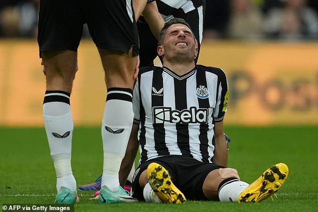 Fabian Schar had to leave the field with an injury after 15 minutes of Newcastle's match against Fulham