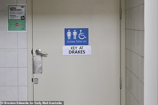 The public toilets on the square have women's toilets on the left and men's toilets on the right.  Between the access routes to the two other toilet areas there is a lockable unisex toilet (photo), which requires a key