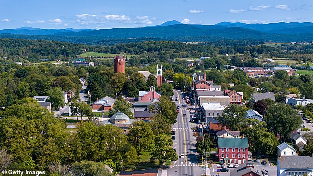 The city with 2,500 inhabitants is located 32 kilometers south of Burlington, on the border with New York