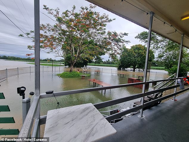 1702889247 805 Incredible moment dozens of Aussies brave rising floodwaters to grab