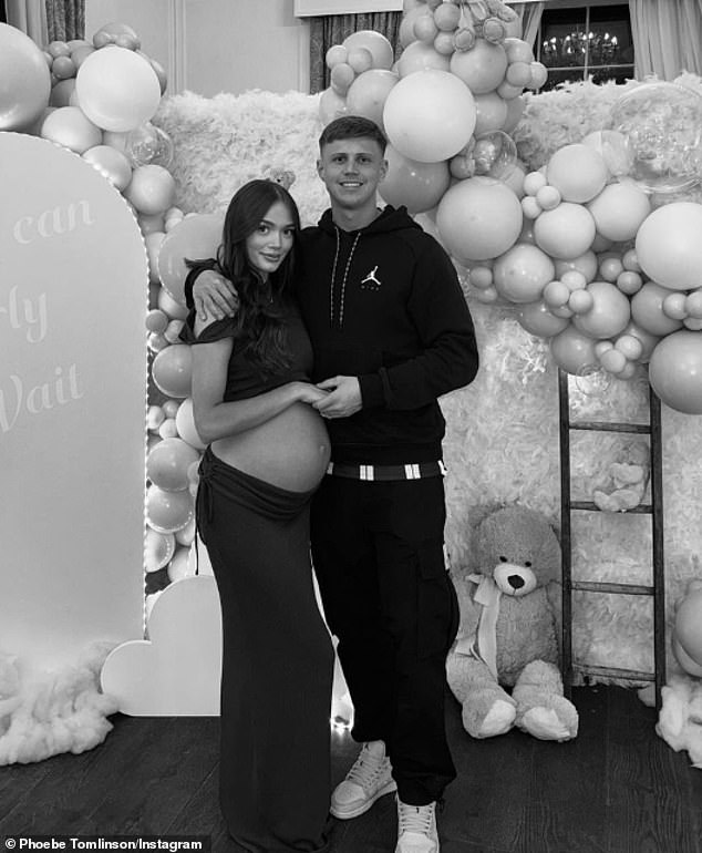 The influencer sweetly cradled her blossoming bump in her gorgeous ensemble next to her boyfriend