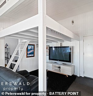 Above the TV room there is an attic that can be used as an open bedroom, but the boat shed is not intended for residential purposes, but solely for recreational purposes.