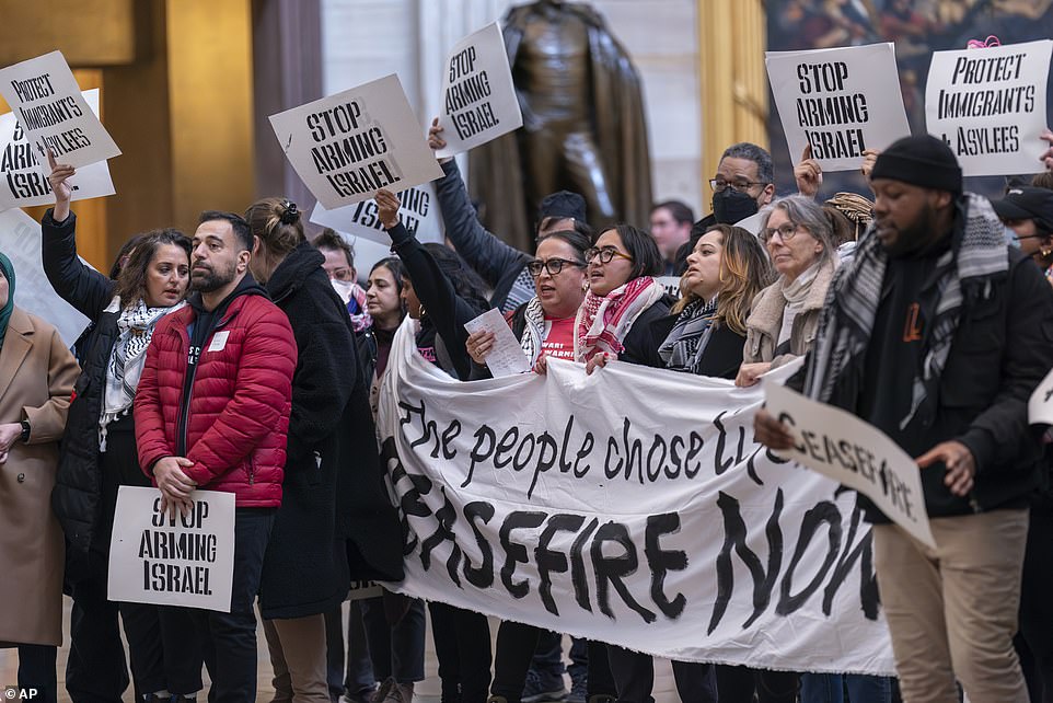 The demonstration came as the House of Representatives went home for the holidays and the Senate remained in session — with low turnout rates — as leaders from both sides tried to reach an agreement on a package that includes funding for Ukraine and Israel in exchange for new border security.  provisions.