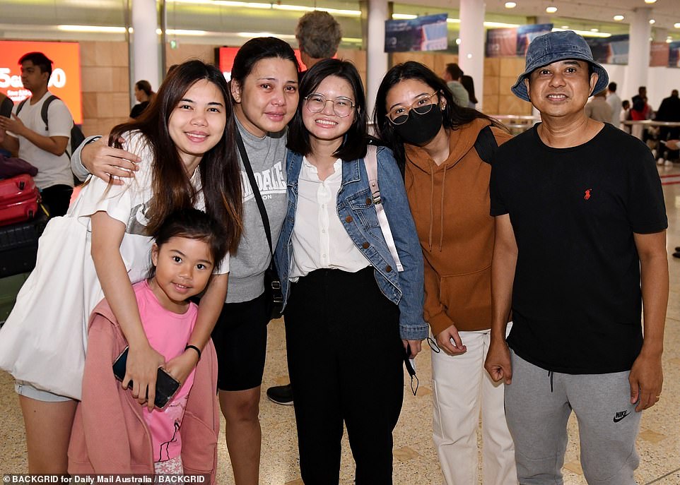 Vanessa (center in gray Lonsdale shirt) had not seen her daughters (on her right) for two years before Wednesday morning