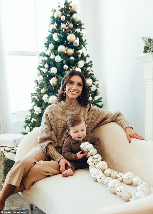 Jenna looked beautiful as she posed with her son