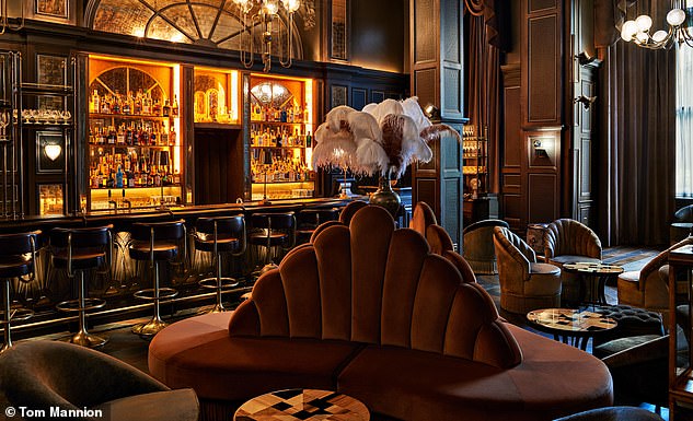 This image shows Fitz's cocktail bar.  Carlton describes the hotel's interior as 'exquisite'