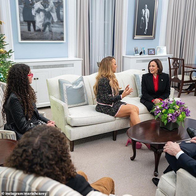 Carey and Harris are deep in conversation, while her daughter Monroe and son Moroccan listen in