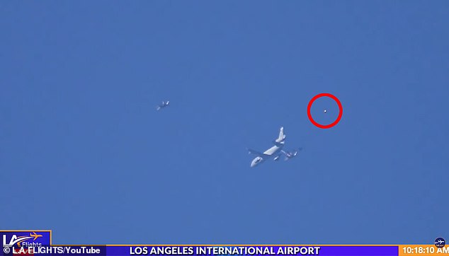 1703188134 622 UFO caught on camera hovering over Air Force 1 at