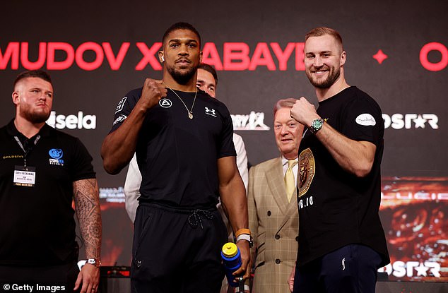 The British and Swedish heavyweights will compete against each other on Saturday evening