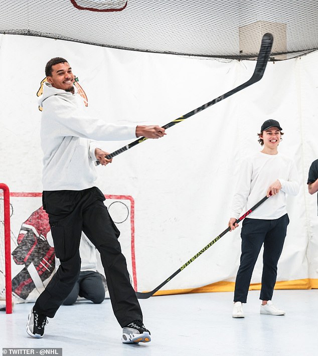 Before playing against the Chicago Bulls, Wembanyama tried his hand at hockey with the help of Bedard