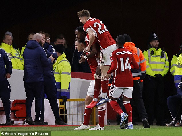 The players of Nottingham Forest celebrate Chris Wood's equalizer, which had made the score 2-2