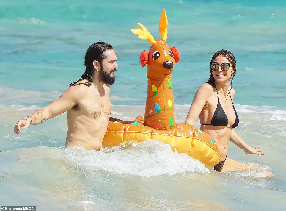 When he went into the water with his wife, whom he married in 2019, he wore swimming trunks with light green and blue patterns.