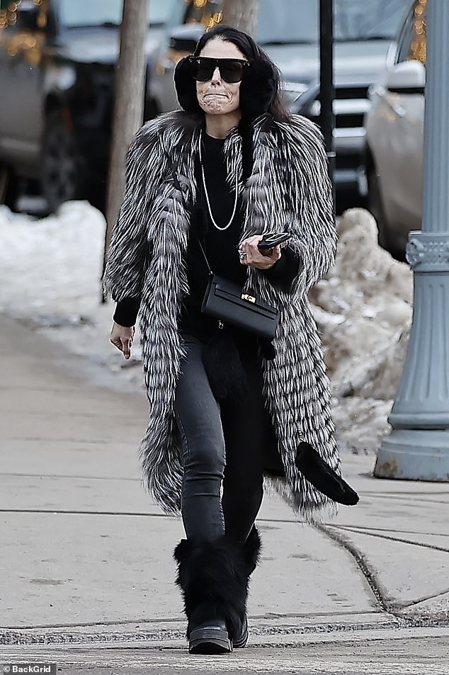 As she walked, the entrepreneur also wore large, dark sunglasses to protect her eyes from the sun