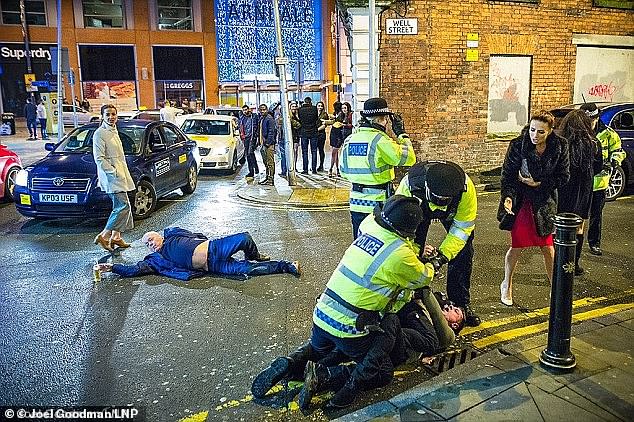 The photos are similar to the famous Well Street sculpture in Manchester on New Year's Eve in 2015, which was jokingly compared to a modern piece by Michelangelo