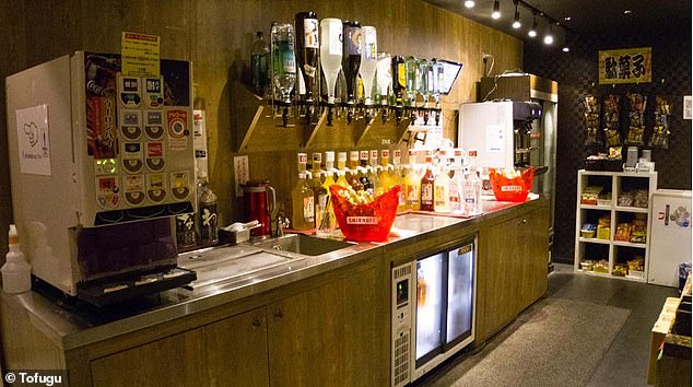 Aisekiya chains allow you to serve your own alcoholic drinks, while the food bar offers bread, soup, salad, edamame, chicken ketchup rice, yakisoba, karaage and fries