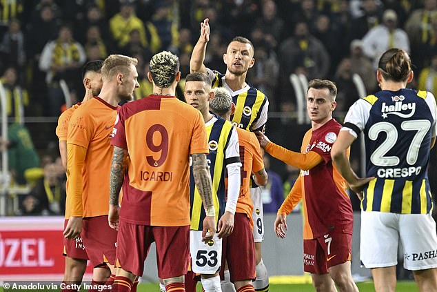 Fenerbahce captain Edin Dzeko was dissatisfied with Galatasaray's claim for a penalty