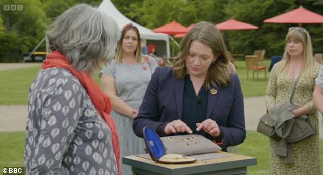 The expert (center) said, “We have here some beautiful amethyst and gold jewelry, a beautiful bracelet, a beautiful pair of earrings and, in the box, a beautiful amethyst and pearl necklace.”