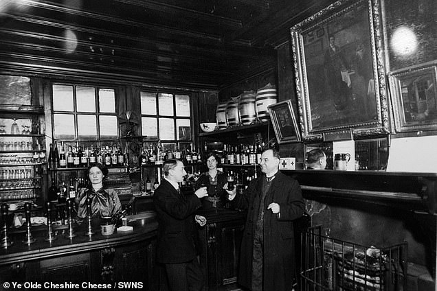 Historical photo from 1919 of Ye Olde Cheshire Cheese, London