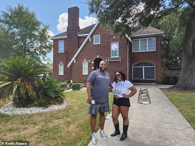 Beyoncé fans pose in front of her childhood home during a Keith Rosen tour