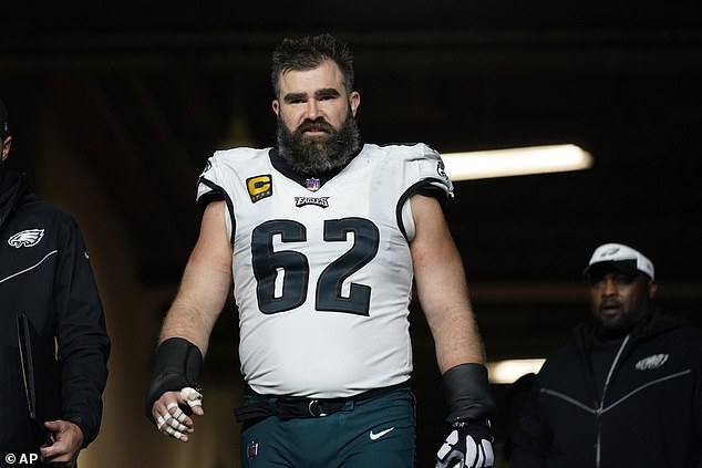 Jason Kelce helped the Eagles to a 33-25 victory over the New York Giants on Monday