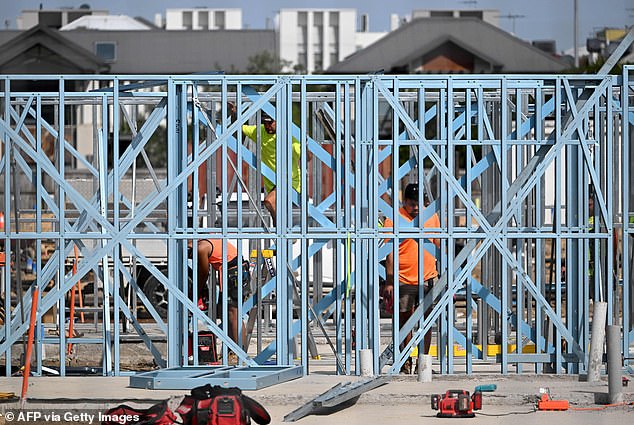 Construction company Shangri-La Construction went bankrupt at the end of March (photo: men working on a construction site in Melbourne)