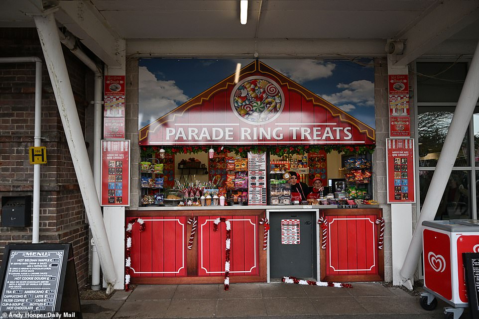 Kempton saw thousands of visitors take advantage of the Christmas Bank Holiday and travel to the legendary racecourse