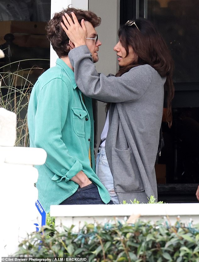 The Scream star rocked a casual ensemble of a yellow T-shirt, bright green Oxfords and dark denim, while Claudia followed suit in a white top, gray jacket and ripped jeans