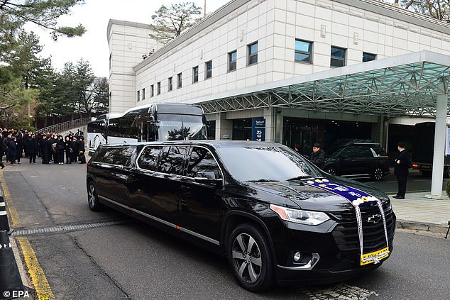 Today, a hearse carrying the late actor's coffin is seen at his funeral