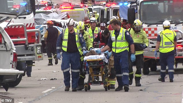 One child is fighting for his life in hospital with serious injuries (in the photo we see ambulance crews driving a patient away from the scene of the accident)