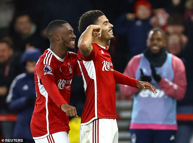 Turner then made a diving save, leading to a counter-attacking goal from Morgan Gibbs-White (R)