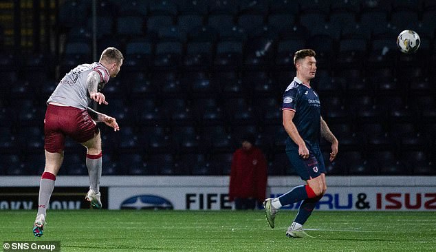 The goalkeeper took a pot shot from distance and eventually scored a volley from 30 meters for his team against the league leaders