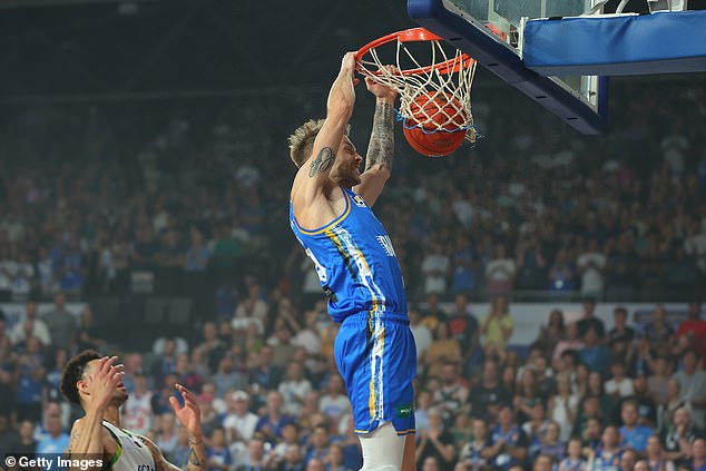 The Brisbane Bullets kept their play-off dreams alive with a 95-83 victory over the Phoenix