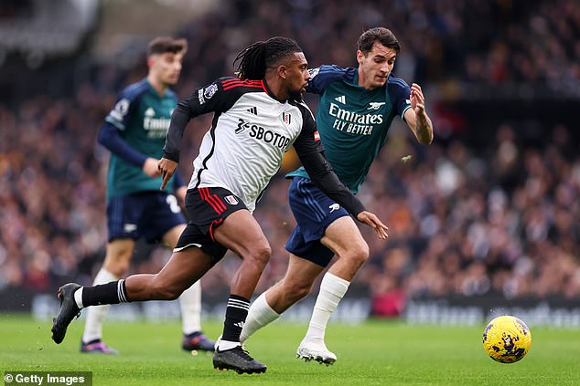 Alex Iwobi impressed by connecting the play nicely in the middle of the pitch with some great passing