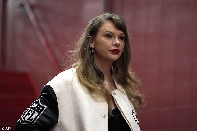 1704055833 763 Taylor Swift arrives at Arrowhead wearing boyfriend Travis Kelces jacket