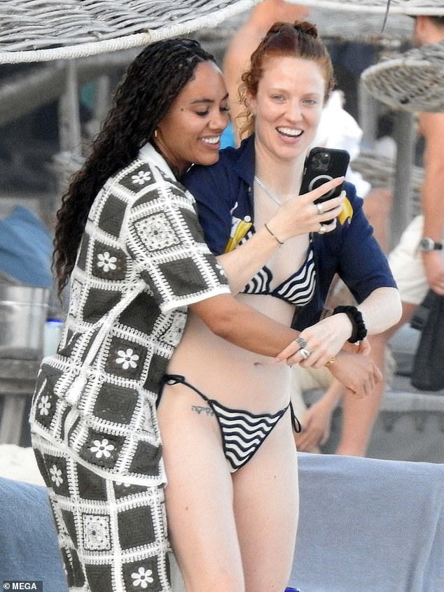 Alex Scott and her girlfriend Jess Glynne looked cozier than ever as they enjoyed a relaxing beach day during their festive getaway to Mexico