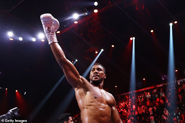 Anthony Joshua celebrated his victory against Otto Wallin and raised his arm to the fans in the arena