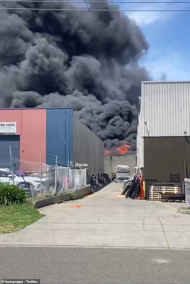 Dandenong fire Massive blaze breaks out in Melbourne suburb