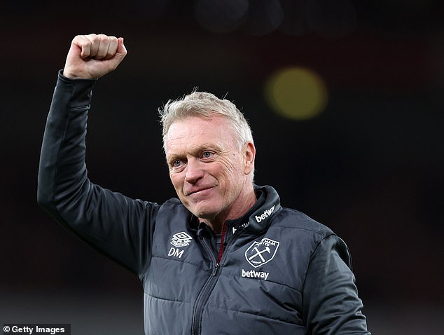 West Ham boss David Moyes will sign a new two-and-a-half-year contract to remain as boss