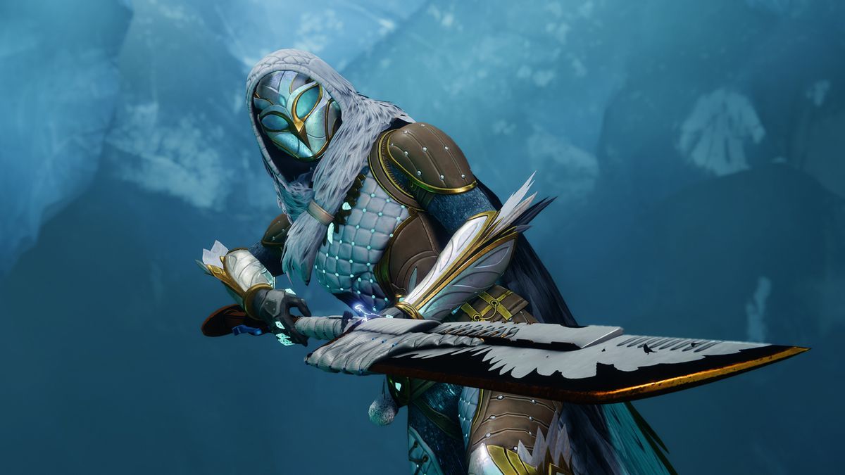 A Hunter holds the new Winterglaive in Destiny 2's Dawning 2023 event