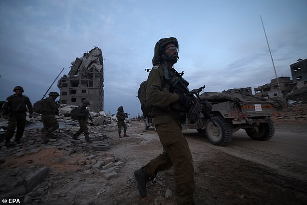 The Israeli army has announced that eight soldiers, including a senior official, have been killed during fighting with Hamas forces in the Gaza Strip