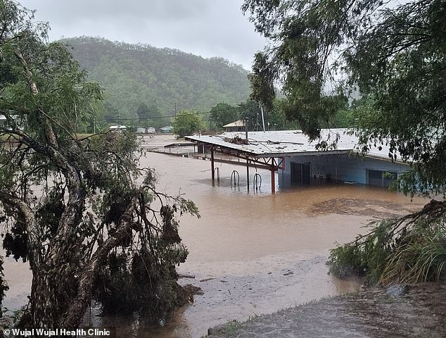 Up to 250 residents stuck in the water for more than 24 hours are airlifted by helicopter (photo: flood in Wujal Wujal)