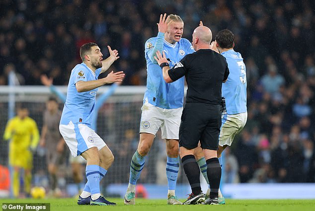 Manchester City players, led by Erling Haaland, complained after the referee committed a foul